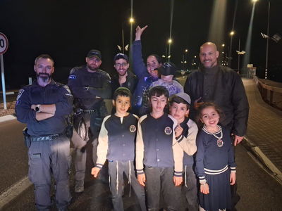 הילד והשוטרים שליוו אותו