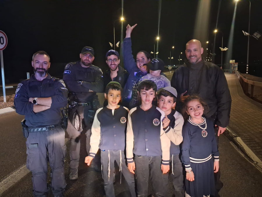 הילד והשוטרים שליוו אותו