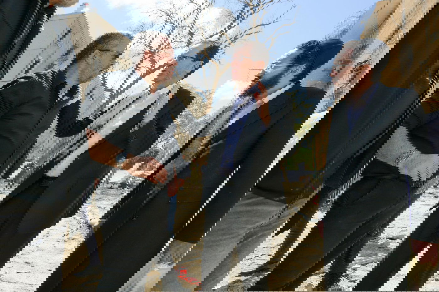 המפגש של הרצוג עם חסידי גור ליד הבניינים ההרוסים: "לא פשוט"