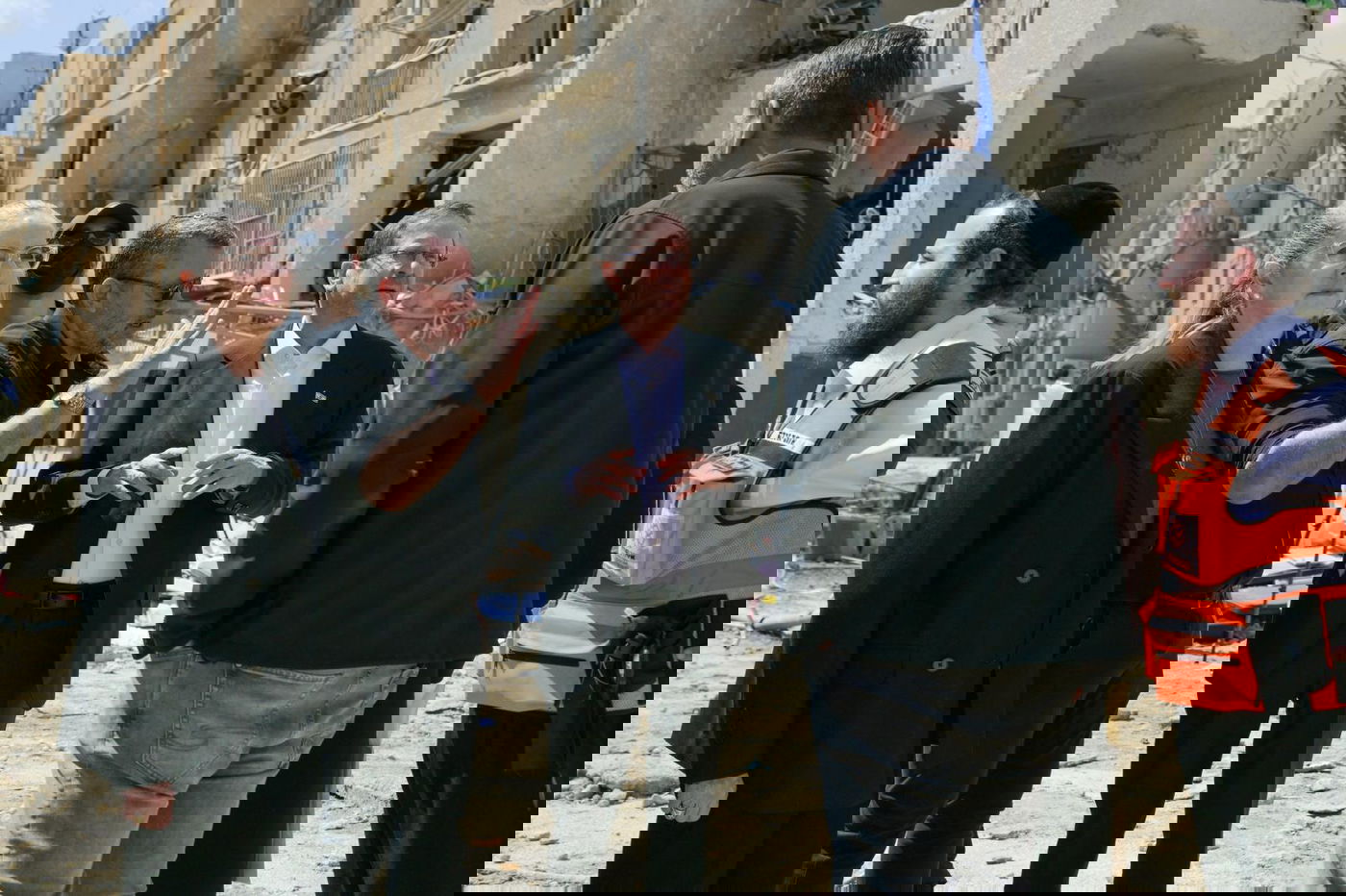 המפגש של הרצוג עם חסידי גור ליד הבניינים ההרוסים: "לא פשוט"