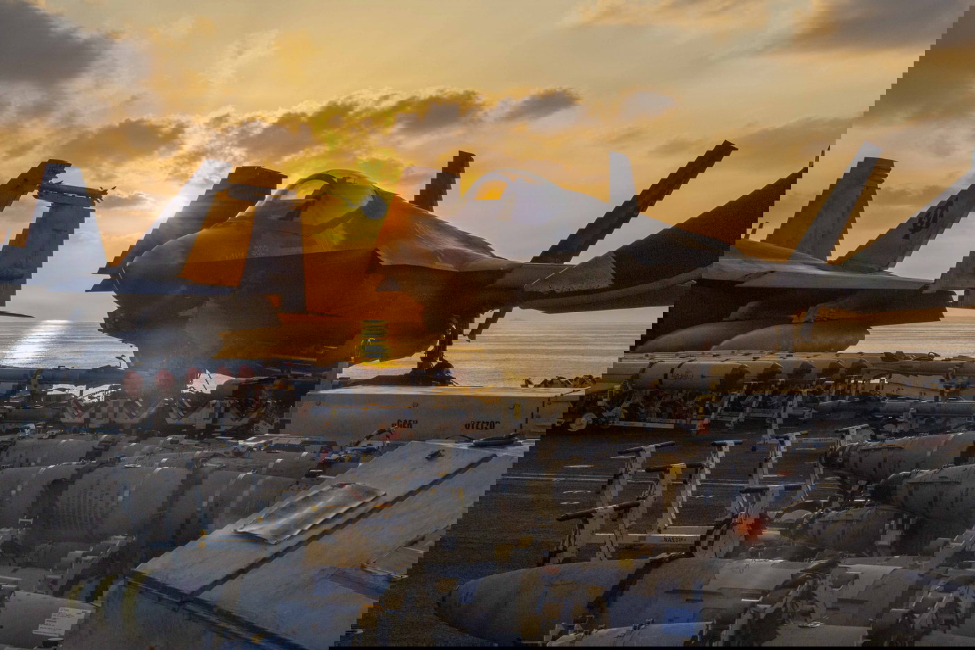 מטוס F-35 על סיפון נושאת מטוסים. החשש: עשרות מטוסים מדגם זה יימסרו ללא מערכת המכ"ם המבצעית