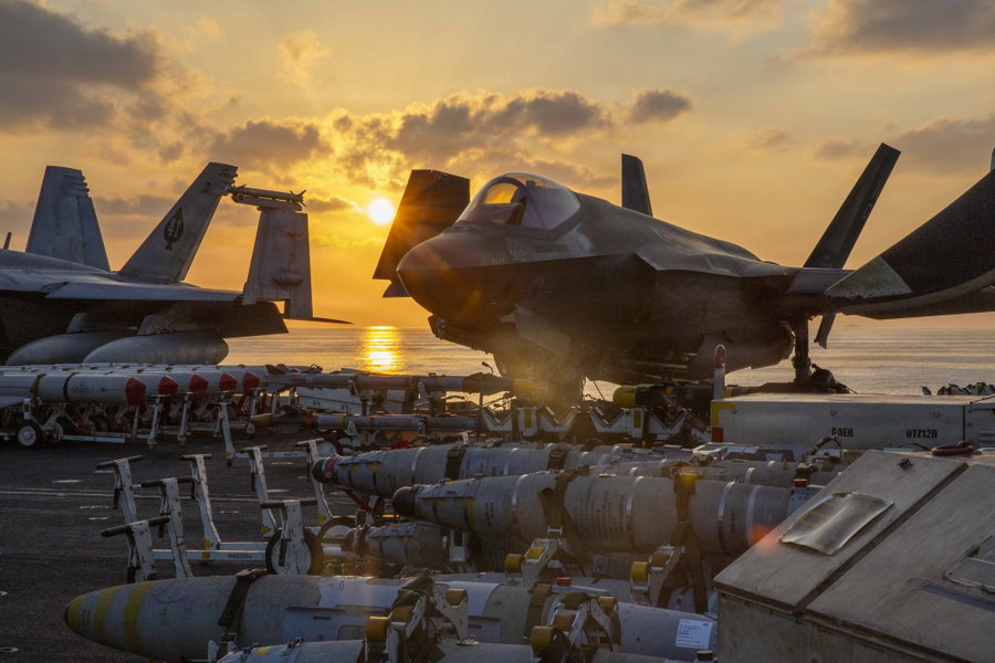 מטוס F-35 על סיפון נושאת מטוסים. החשש: עשרות מטוסים מדגם זה יימסרו ללא מערכת המכ"ם המבצעית