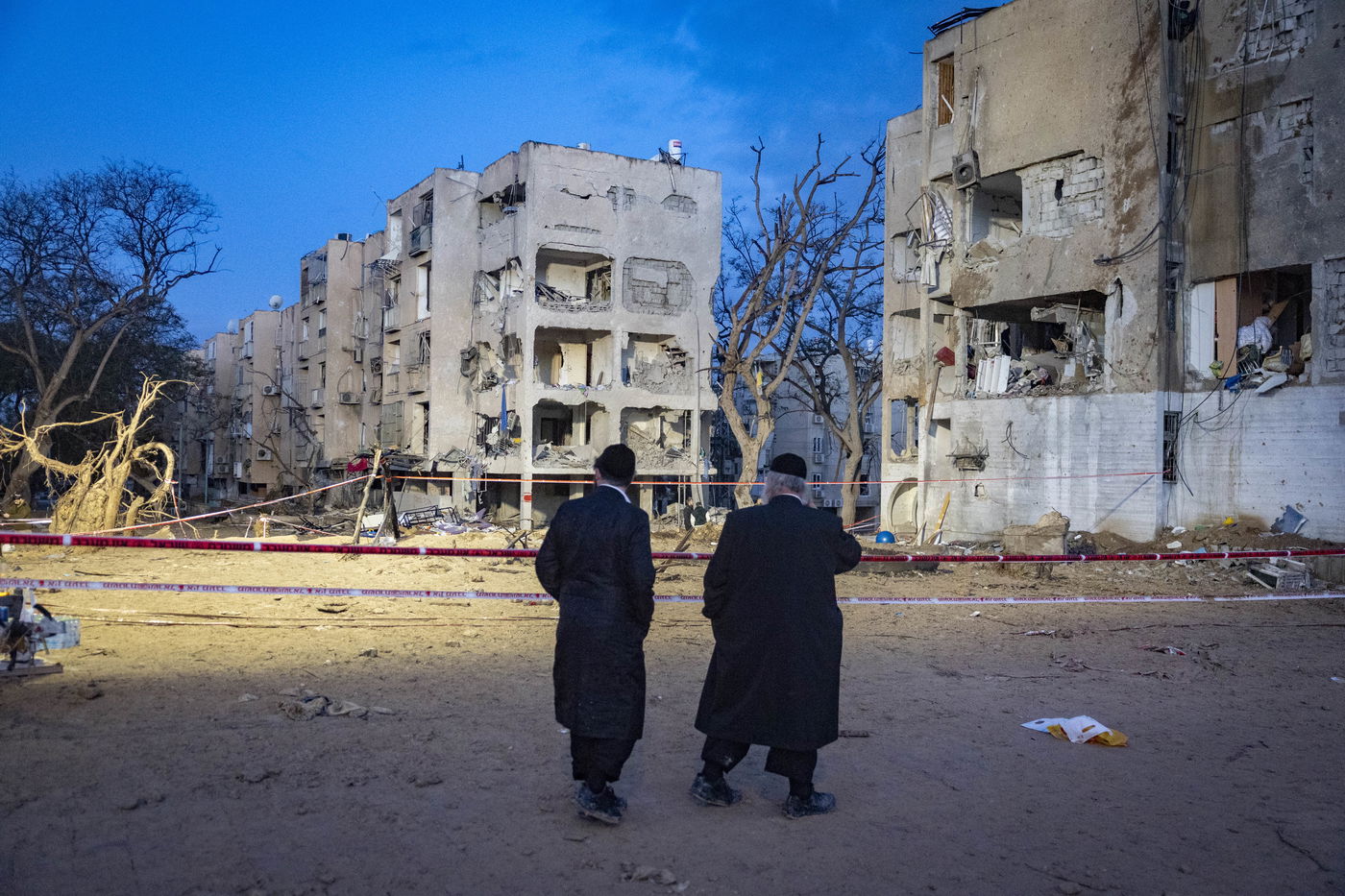 זירת הפגיעה בעיר ערד, ביום ובלילה