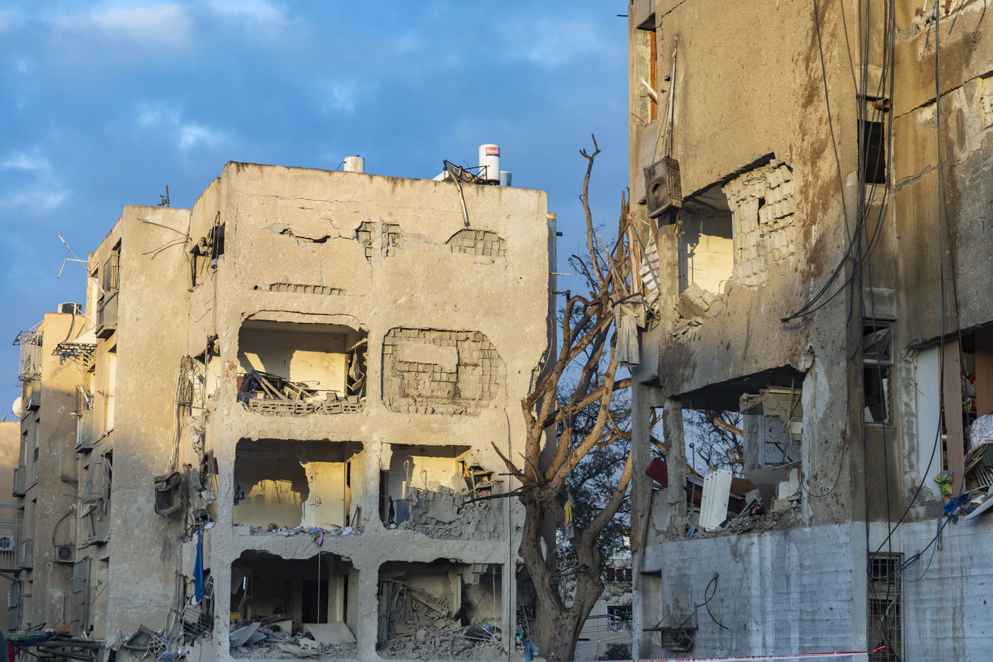 זירת הפגיעה בעיר ערד, ביום ובלילה