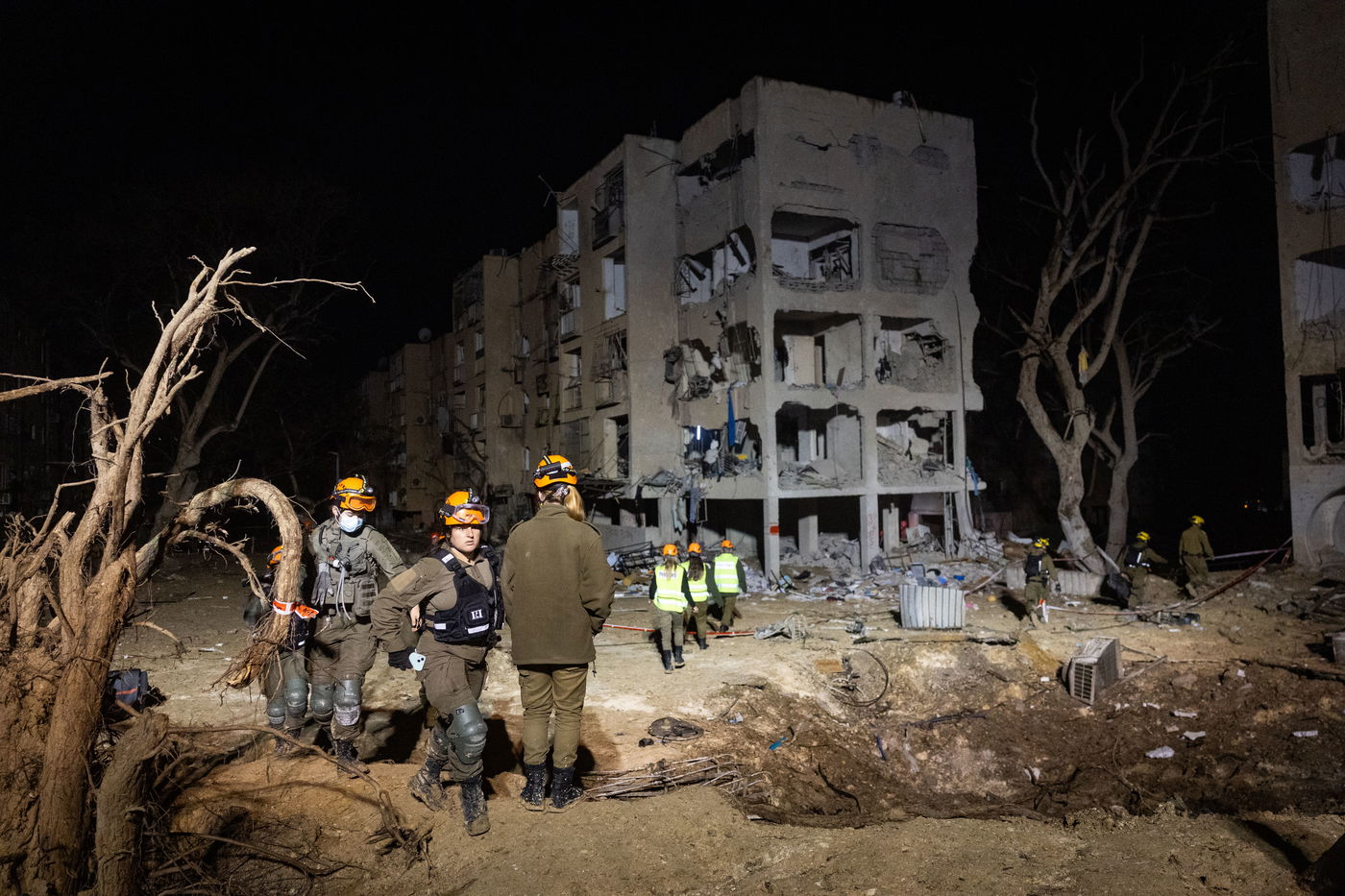 זירת הפגיעה בעיר ערד, ביום ובלילה