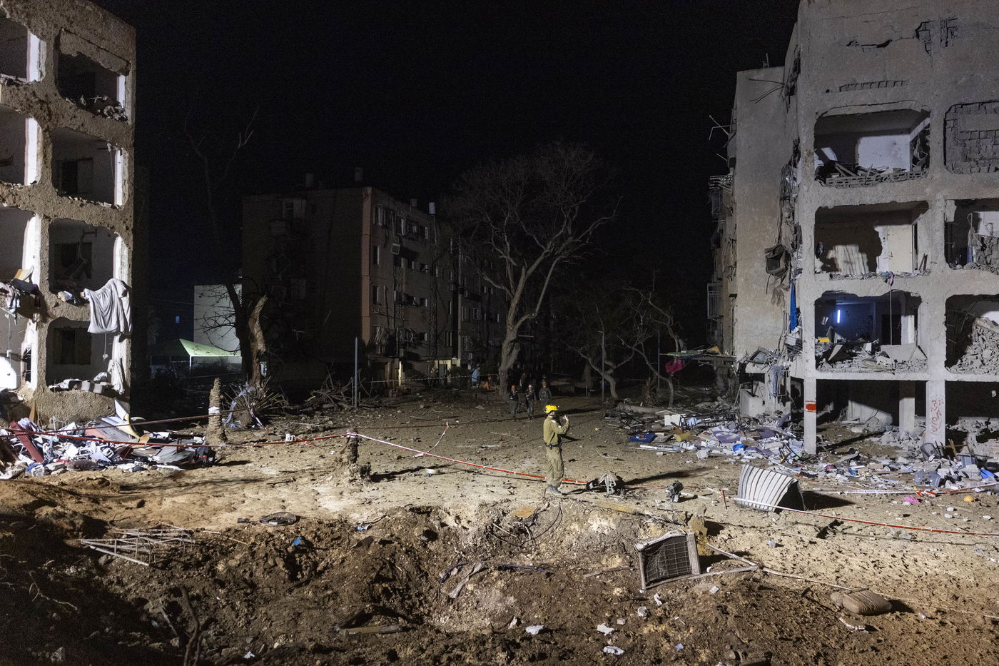 זירת הפגיעה בעיר ערד, ביום ובלילה