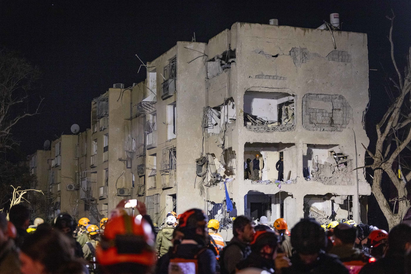 זירת הפגיעה בעיר ערד, ביום ובלילה