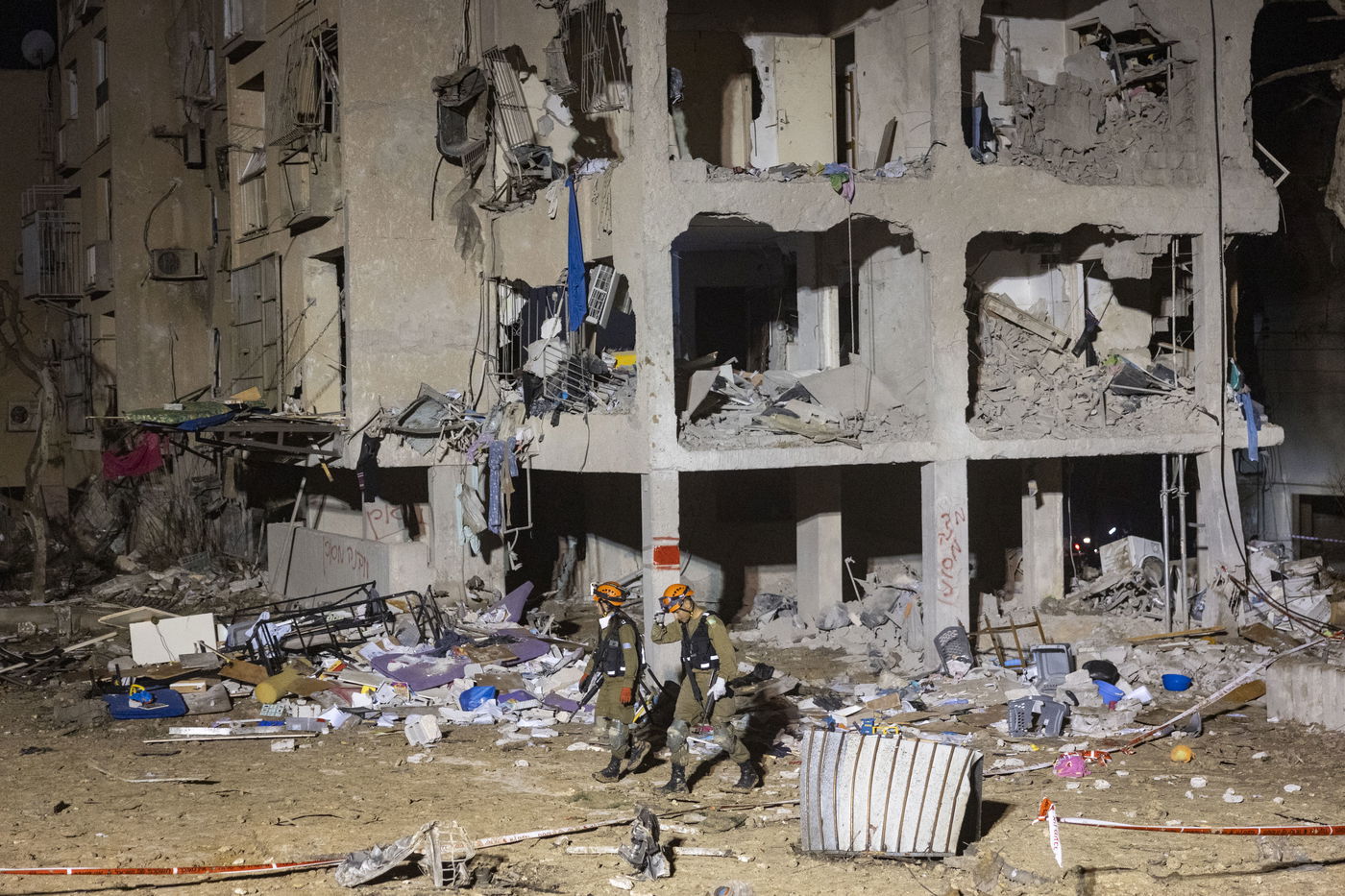 זירת הפגיעה בעיר ערד, ביום ובלילה