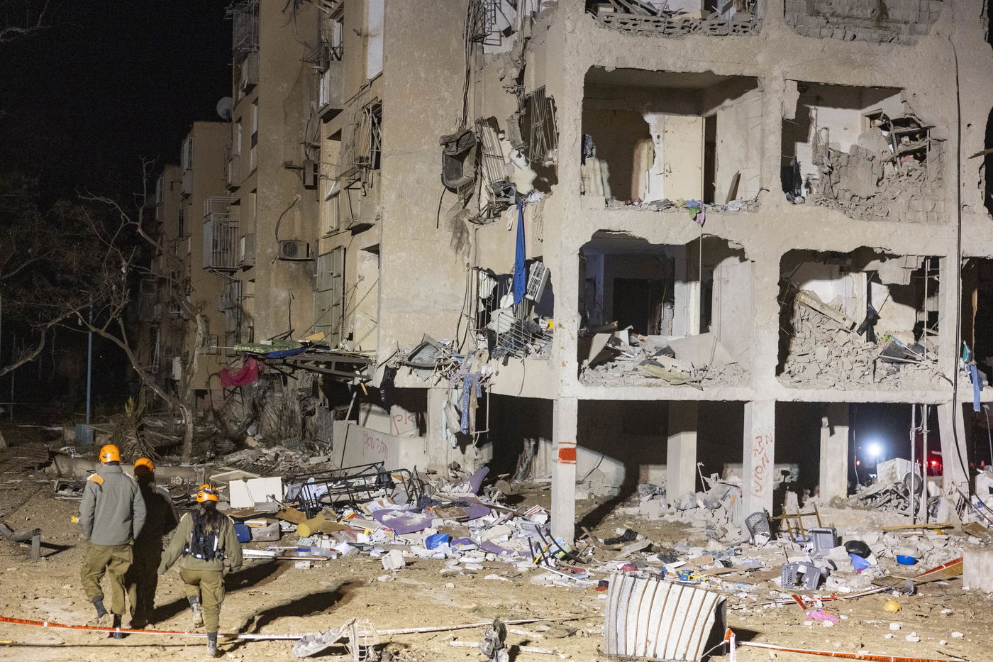 זירת הפגיעה בעיר ערד, ביום ובלילה