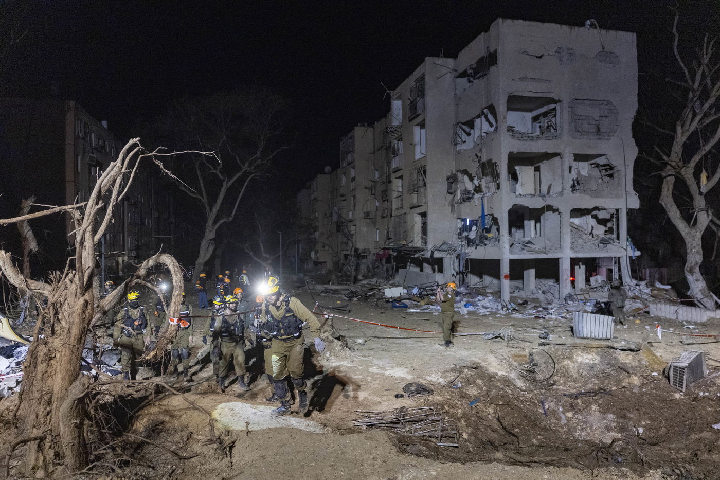 זירת הפגיעה בעיר ערד, ביום ובלילה