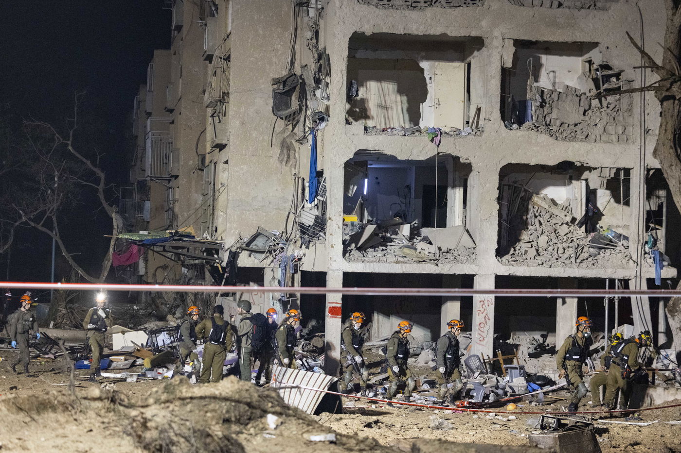 זירת הפגיעה בעיר ערד, ביום ובלילה