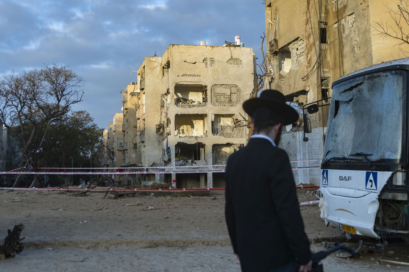 זירת הפגיעה בעיר ערד, ביום ובלילה