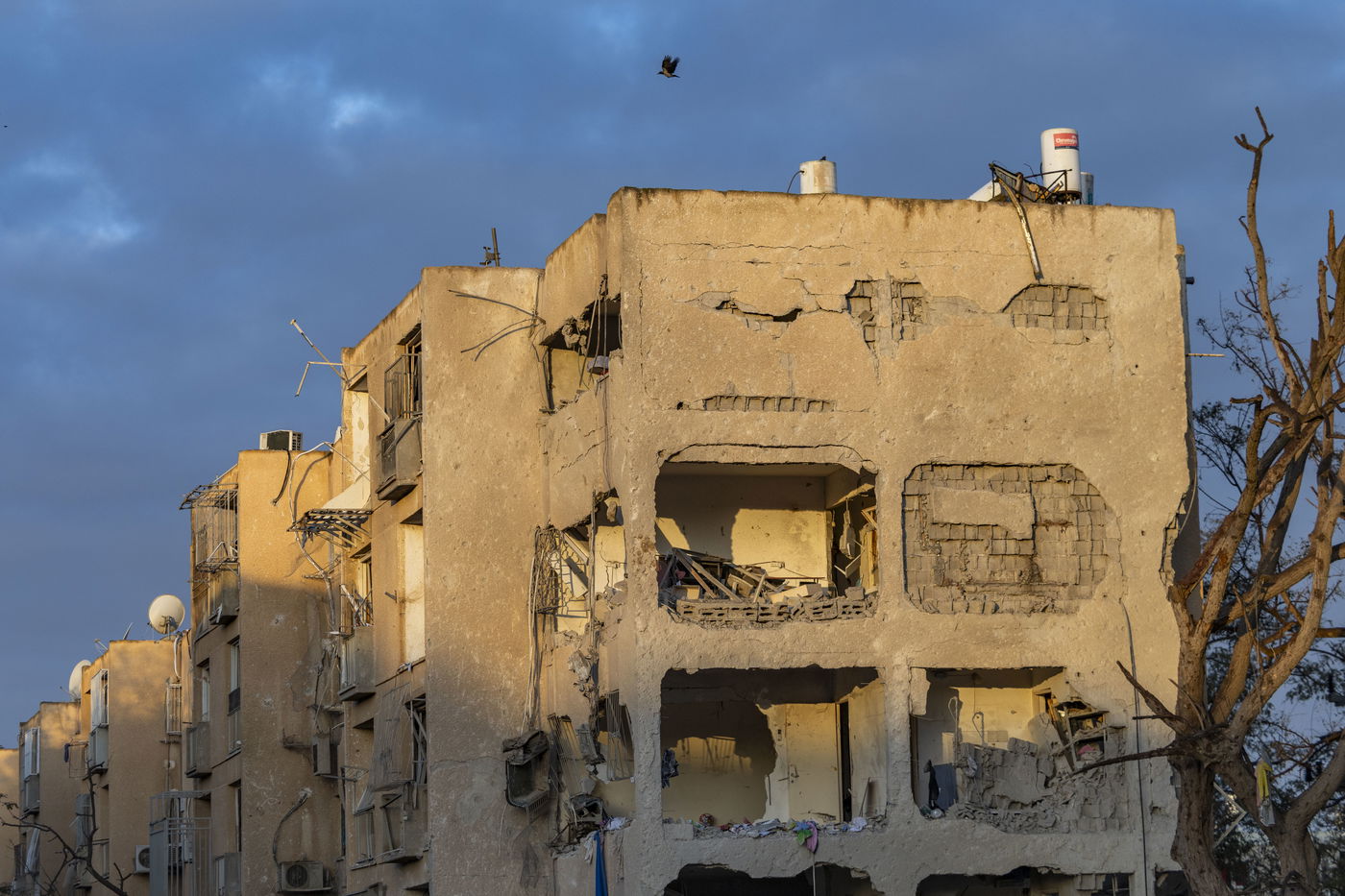 זירת הפגיעה בעיר ערד, ביום ובלילה