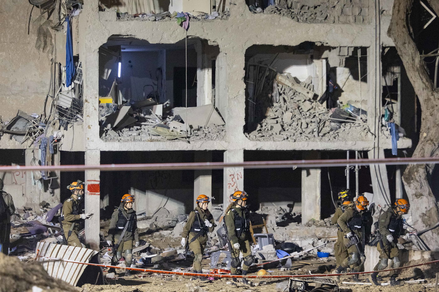 זירת הפגיעה בעיר ערד, ביום ובלילה