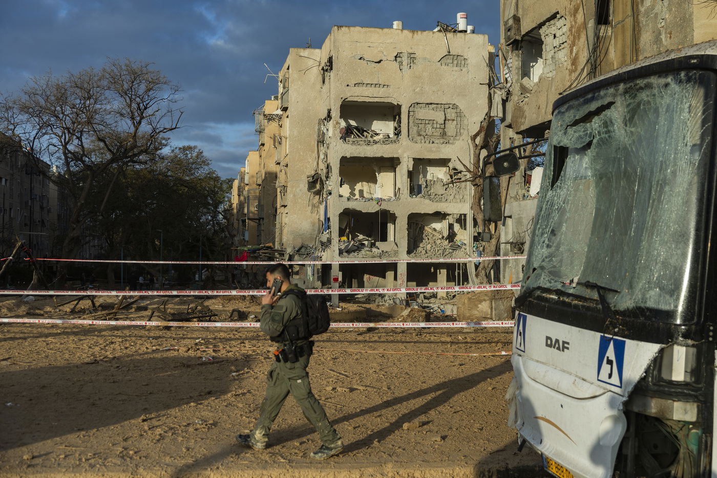 זירת הפגיעה בעיר ערד, ביום ובלילה
