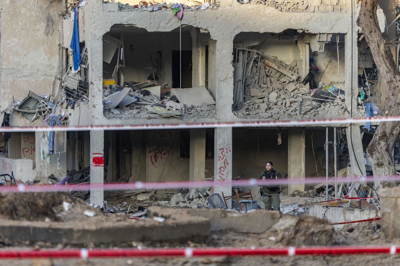 זירת הפגיעה בעיר ערד, ביום ובלילה