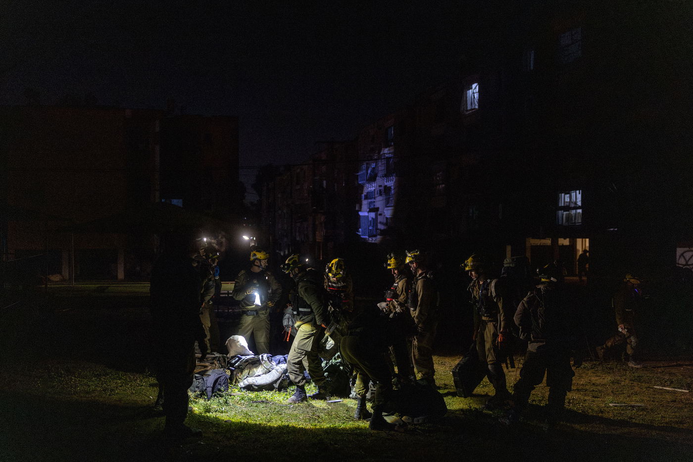 זירת הפגיעה בעיר ערד, ביום ובלילה