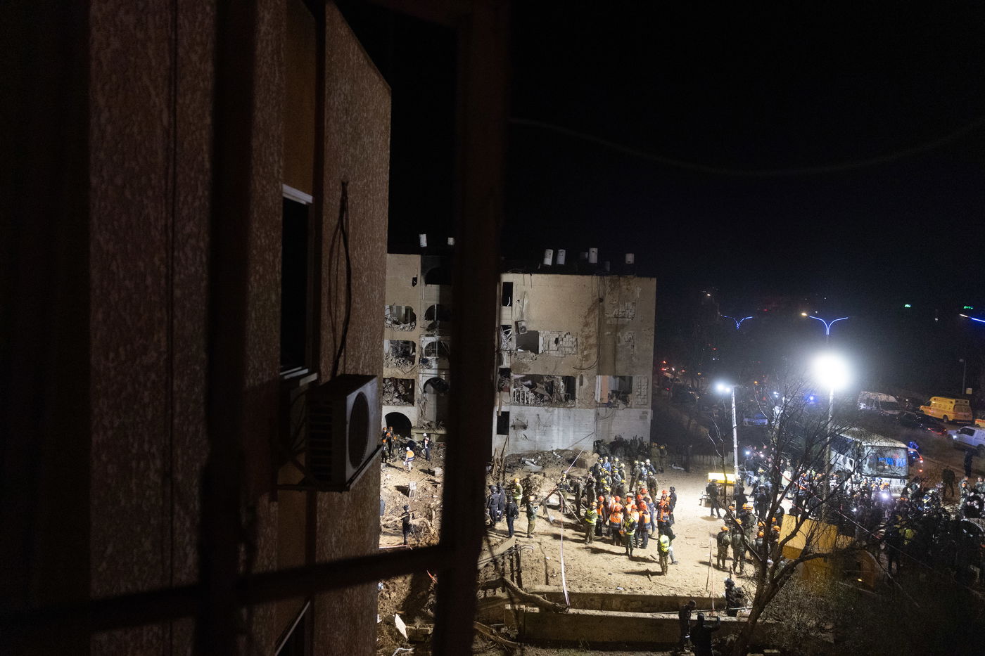 זירת הפגיעה בעיר ערד, ביום ובלילה