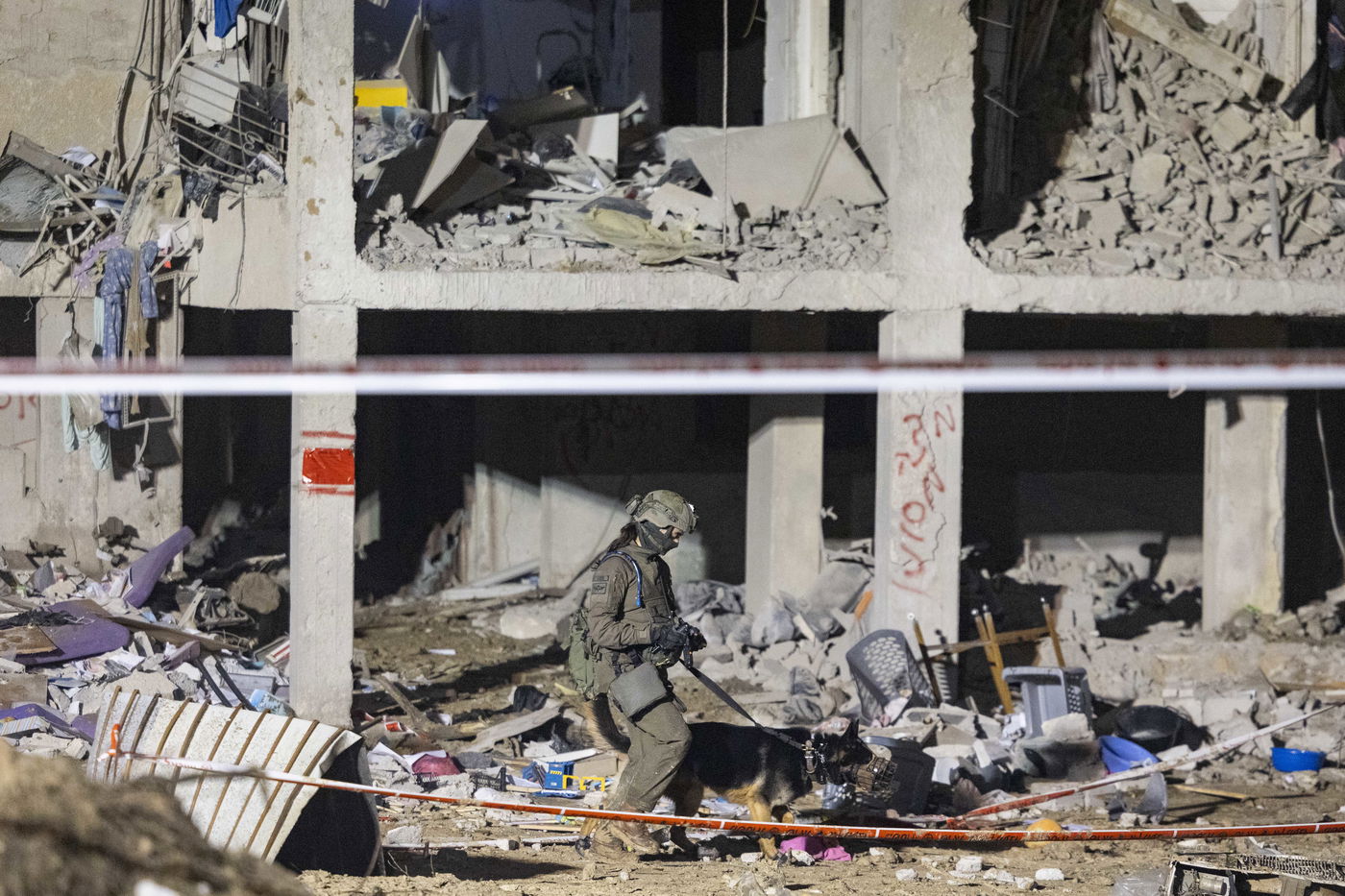 זירת הפגיעה בעיר ערד, ביום ובלילה