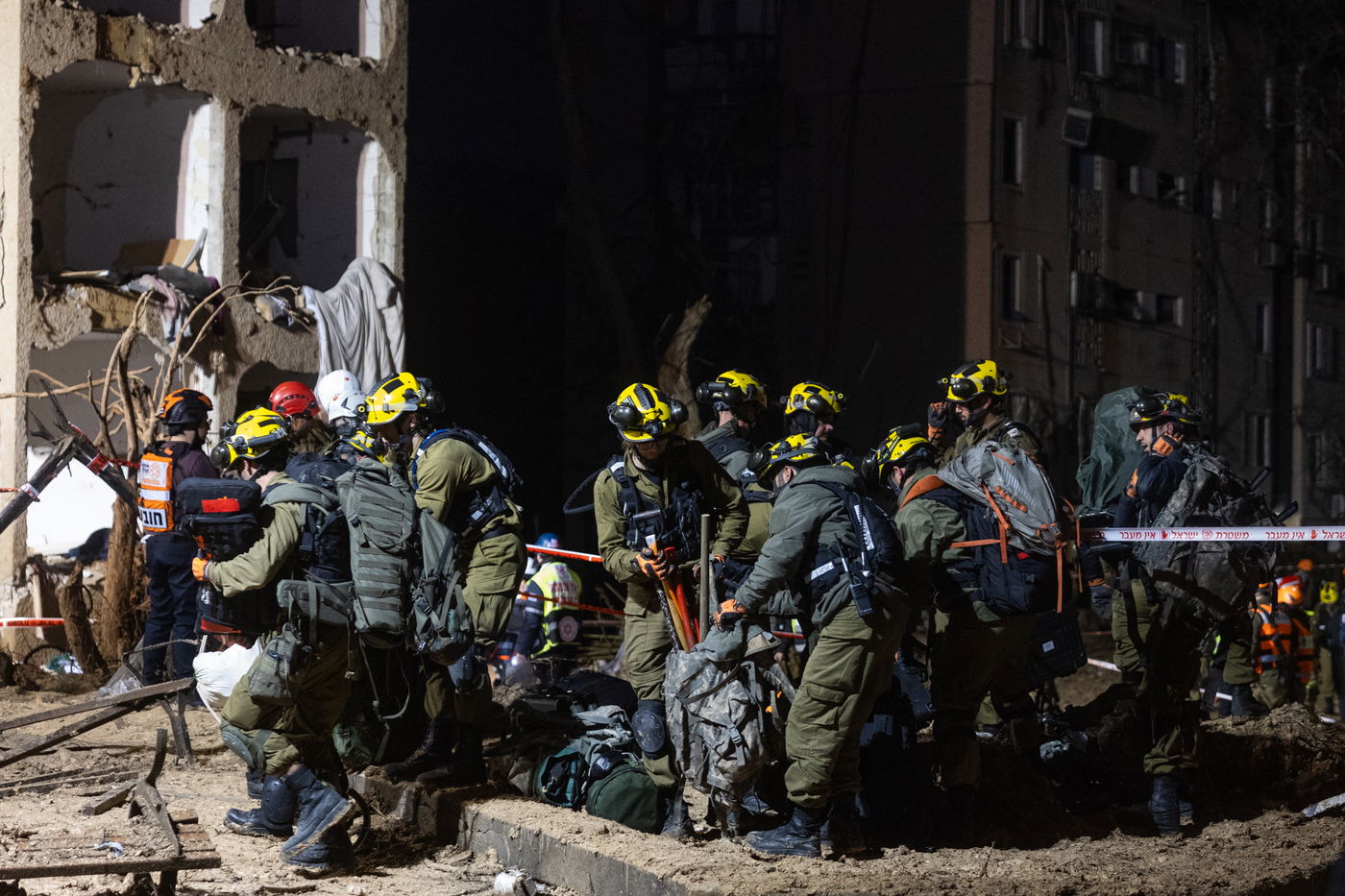 זירת הפגיעה בעיר ערד, ביום ובלילה