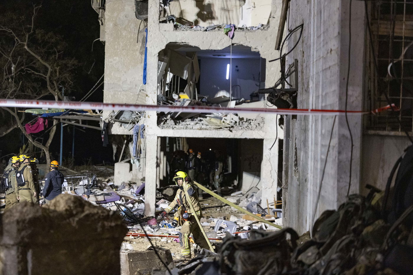 זירת הפגיעה בעיר ערד, ביום ובלילה