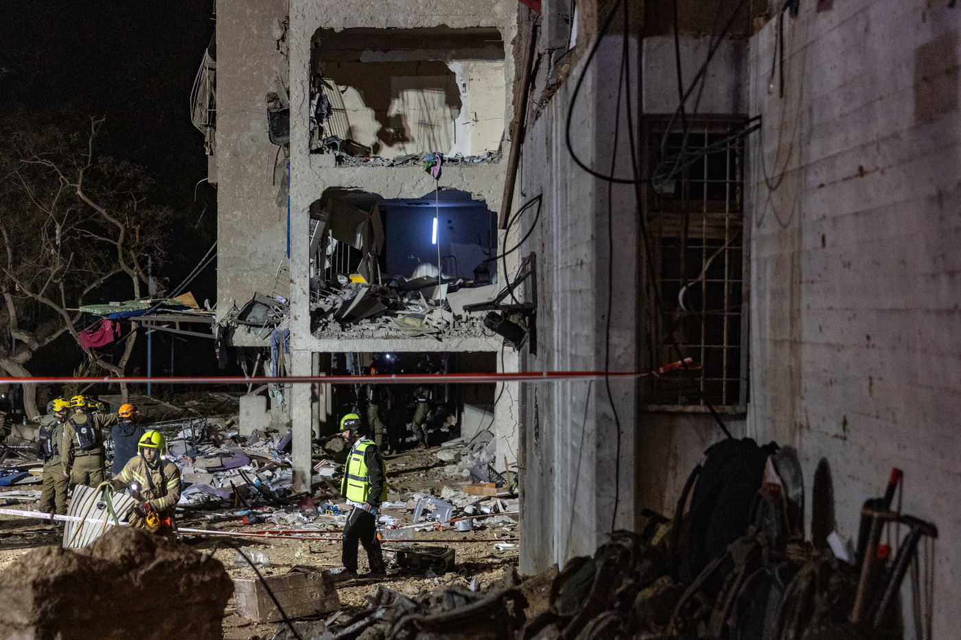 זירת הפגיעה בעיר ערד, ביום ובלילה