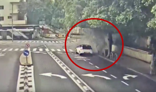 תיעוד דרמטי: הרכב נוסע לאט במרכז תל אביב - וסופג פגיעה ישירה
