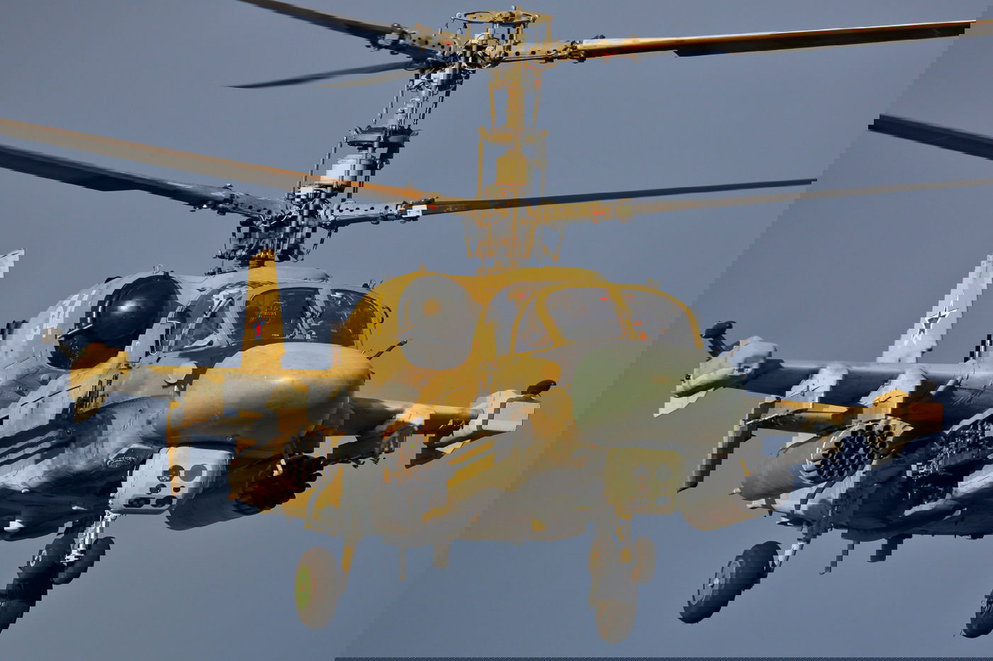 מסוק Ka-52 של חיל האוויר הרוסי מסדרת ייצור מוקדמת בעל שתי תחנות חימוש על הכנפיים. ניתן לראות את מכלול המצלמות באף המסוק.