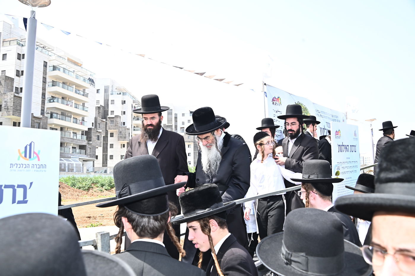 האדמו"ר מאלכסנדר בברכת האילנות במתחם הסופרים בב"ב