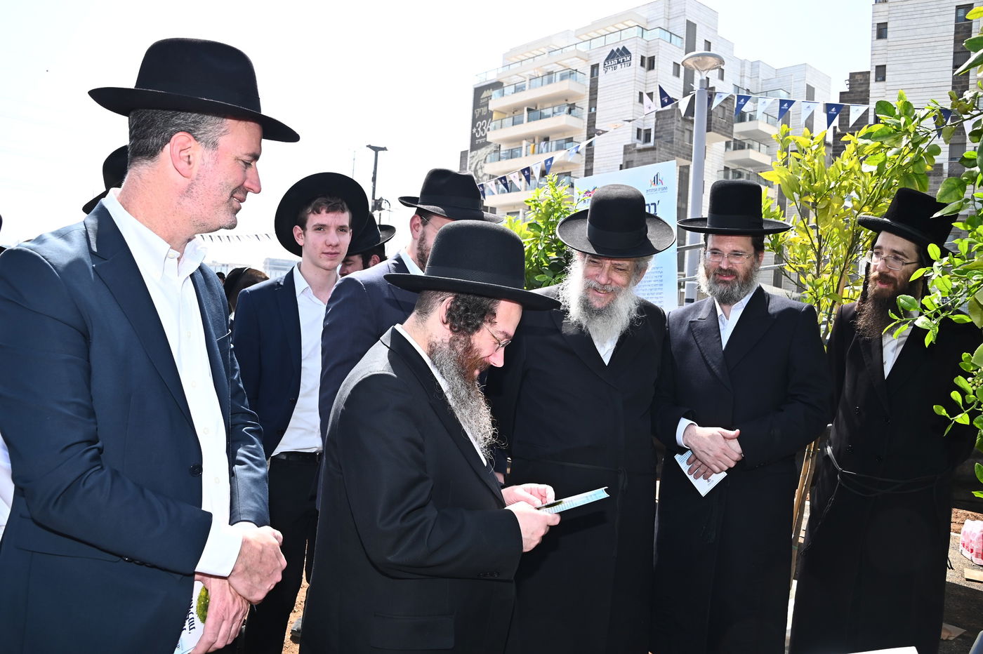 ברכת האילנות במתחם הסופרים בב"ב