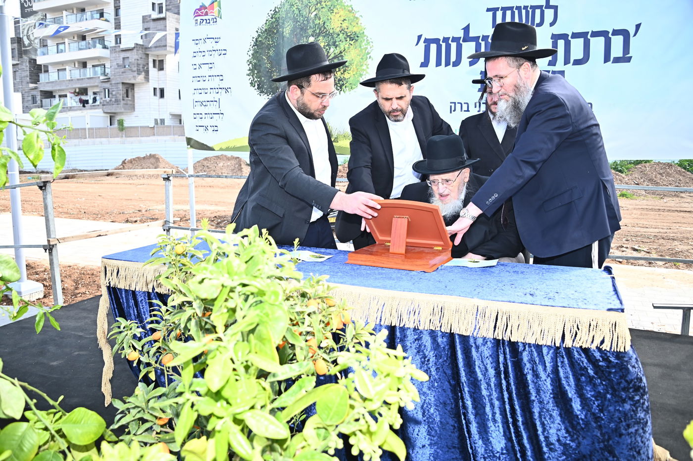 ברכת האילנות במתחם הסופרים בב"ב