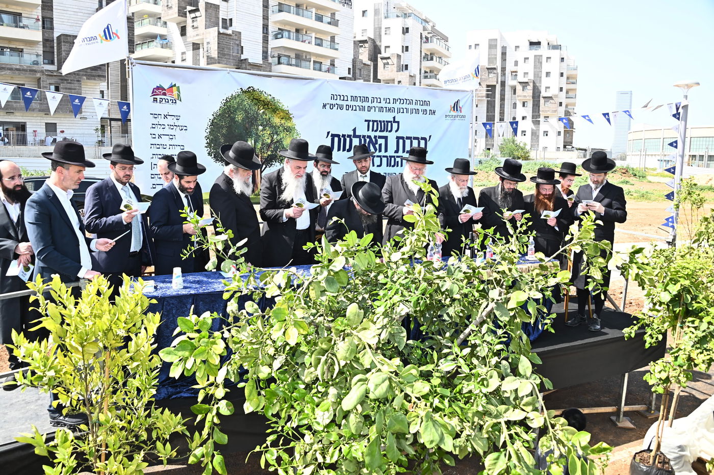 ברכת האילנות במתחם הסופרים בב"ב