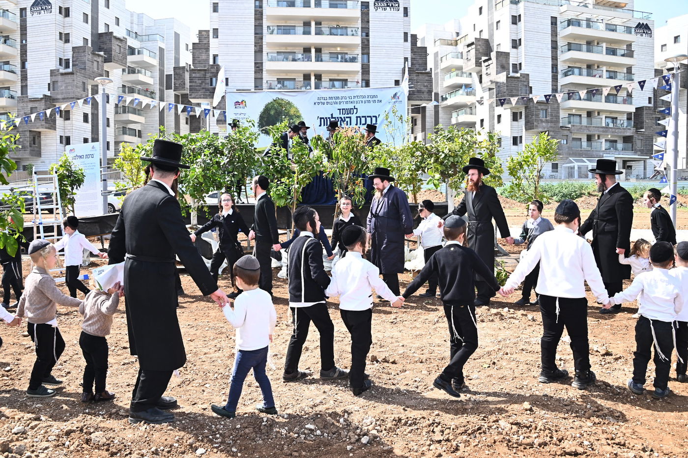 ברכת האילנות במתחם הסופרים בב"ב