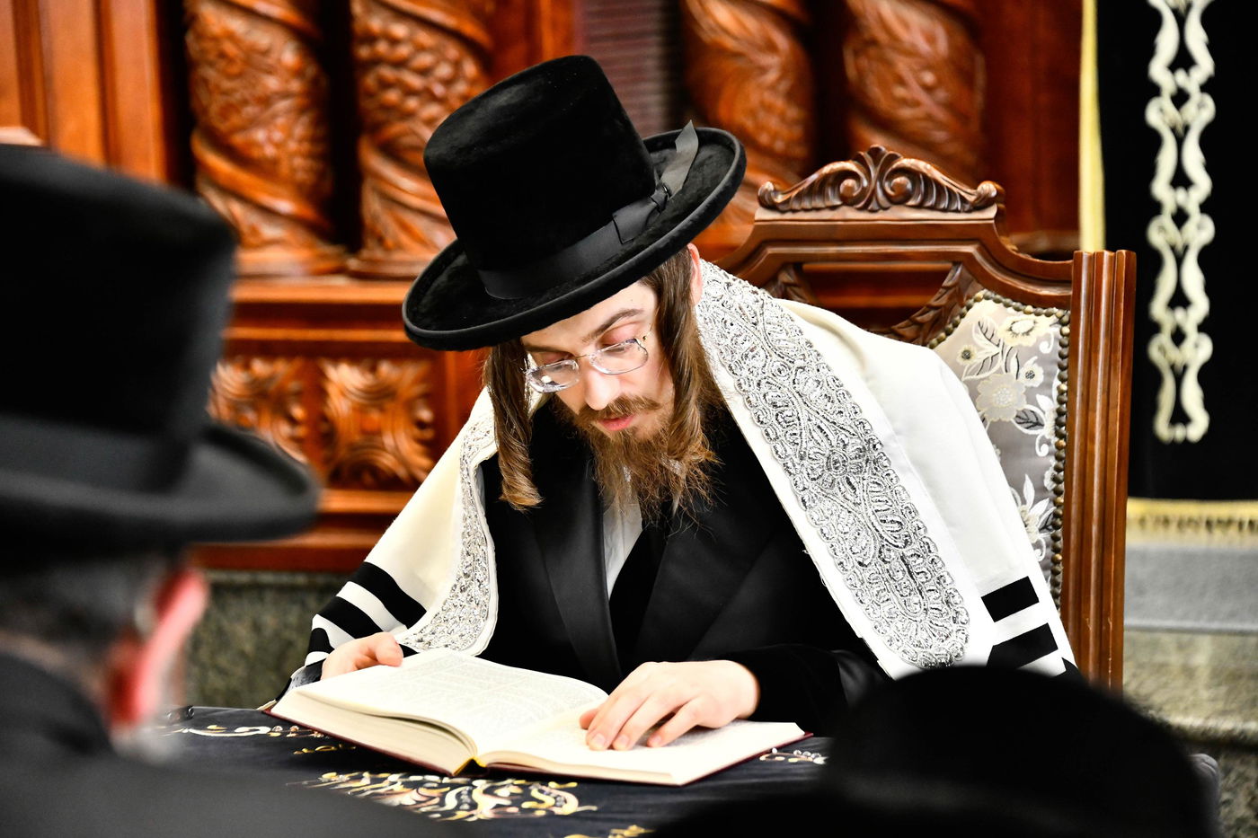 האדמו"ר מסאדיגורה במסירת השיעור לאחר התפילה