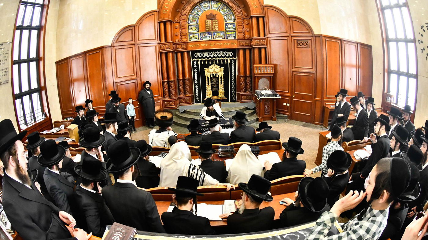 האדמו"ר מסאדיגורה במסירת השיעור לאחר התפילה