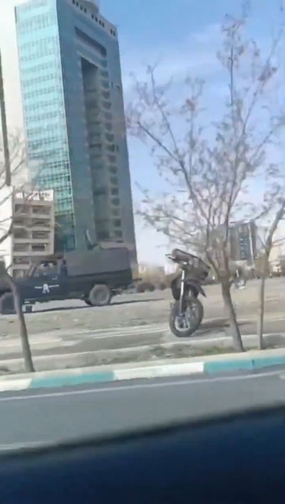 איזה אומץ! האיראני תיעד את החיילים ברחוב: "חמינאי ולריג'אני מחכים לכם בגיהינום"