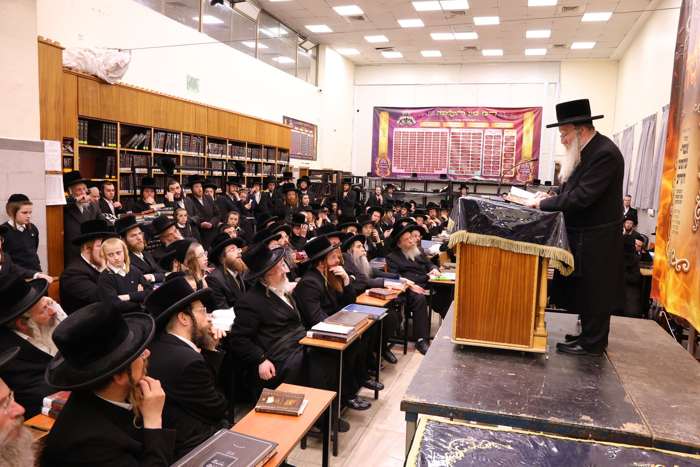 האדמו"ר מביאלה נואם בנדבורנה ירושלים