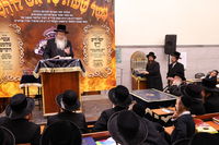 האדמו"ר מביאלה נואם בנדבורנה ירושלים