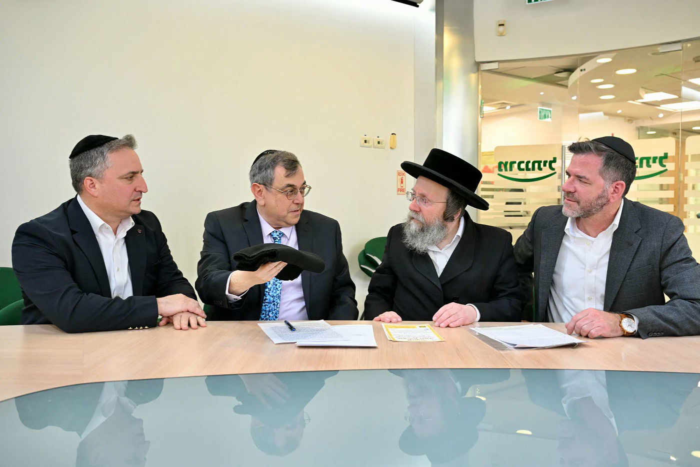 מימין לשמאל: צבי פרנק, הרב צבי יהודה בריטשטיין, חייים הולצברג, אריק אליוביץ'