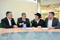 מימין לשמאל: צבי פרנק, הרב צבי יהודה בריטשטיין, חייים הולצברג, אריק אליוביץ'