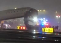 מטוס התנגש ברכב בנחיתה בניו יורק; ארבעה נוסעים נהרגו במקום