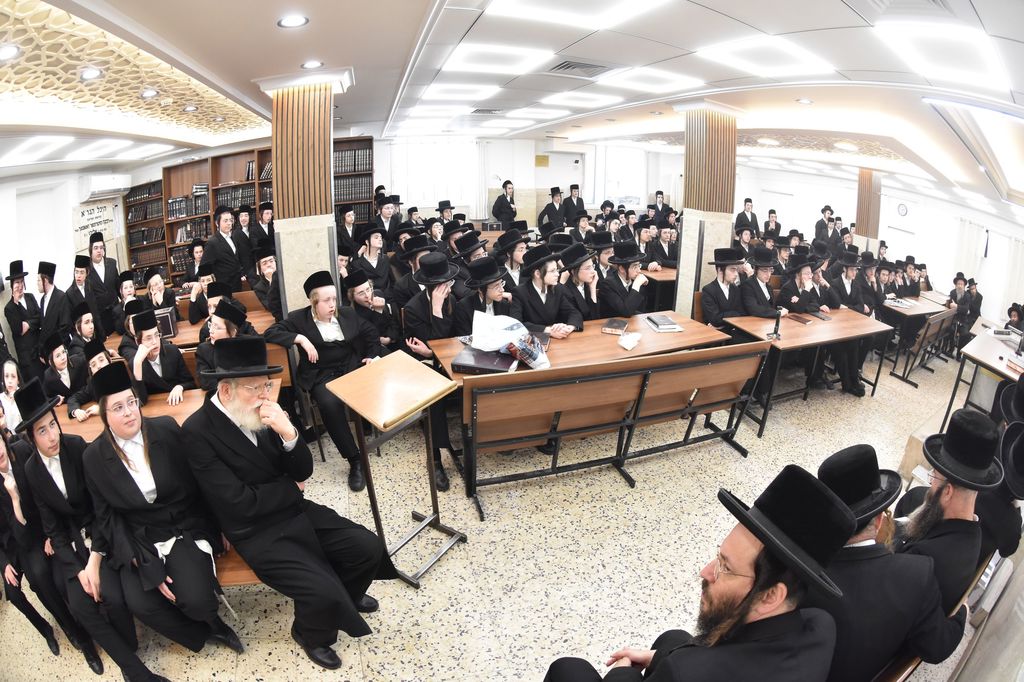 בחורי ויז'ניץ אצל הגרמ"ה הירש