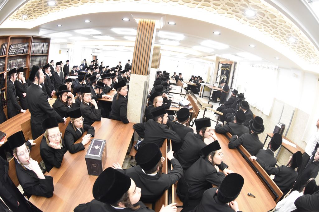 בחורי ויז'ניץ אצל הגרמ"ה הירש