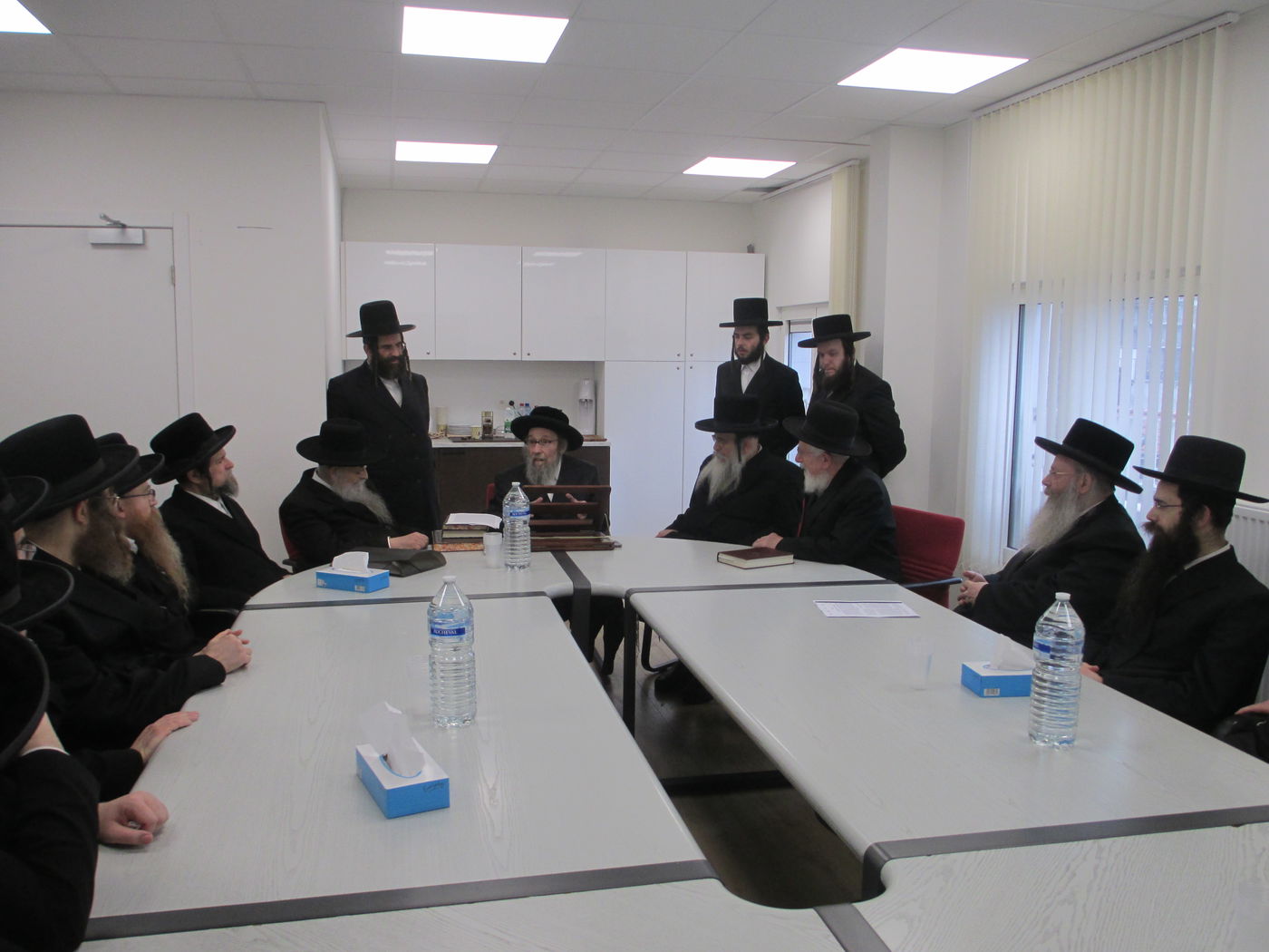  דומ"ץ סאטמר, הגה"צ רבי געציל בערקוביץ עם חברי הבד"ץ באנטווערפן