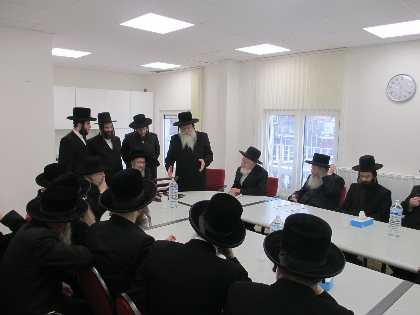  דומ"ץ סאטמר, הגה"צ רבי געציל בערקוביץ עם חברי הבד"ץ באנטווערפן