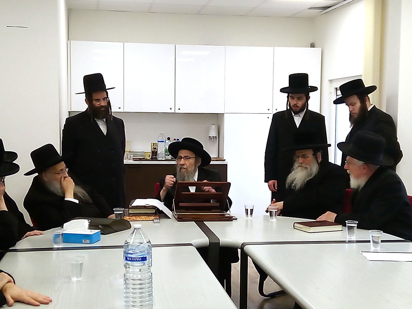  דומ"ץ סאטמר, הגה"צ רבי געציל בערקוביץ עם חברי הבד"ץ באנטווערפן