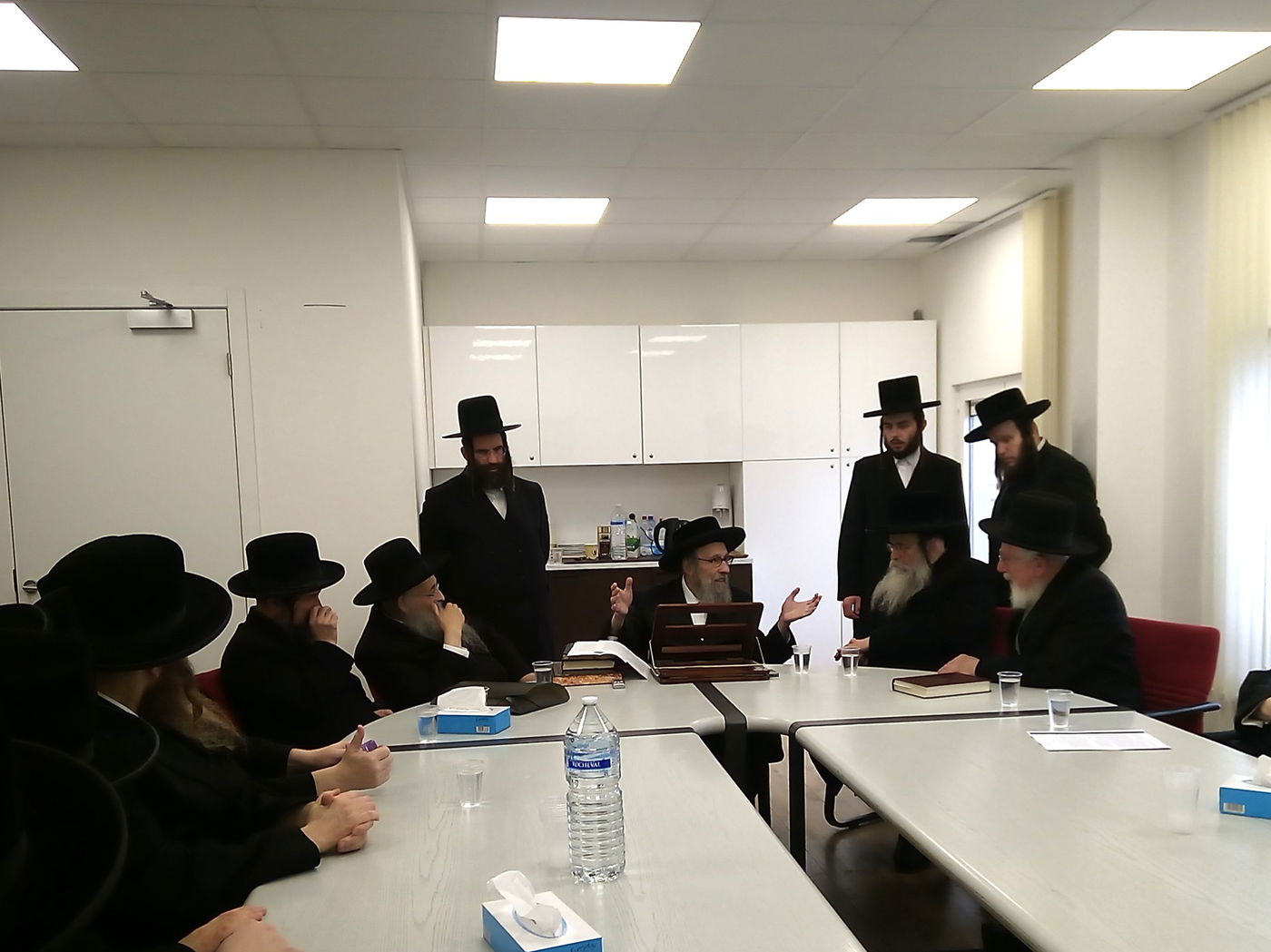  דומ"ץ סאטמר, הגה"צ רבי געציל בערקוביץ עם חברי הבד"ץ באנטווערפן