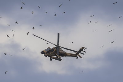 יום של מלחמה בצפון הארץ: מסוק צבאי ישראלי טס סמוך לגבול ישראל עם לבנון