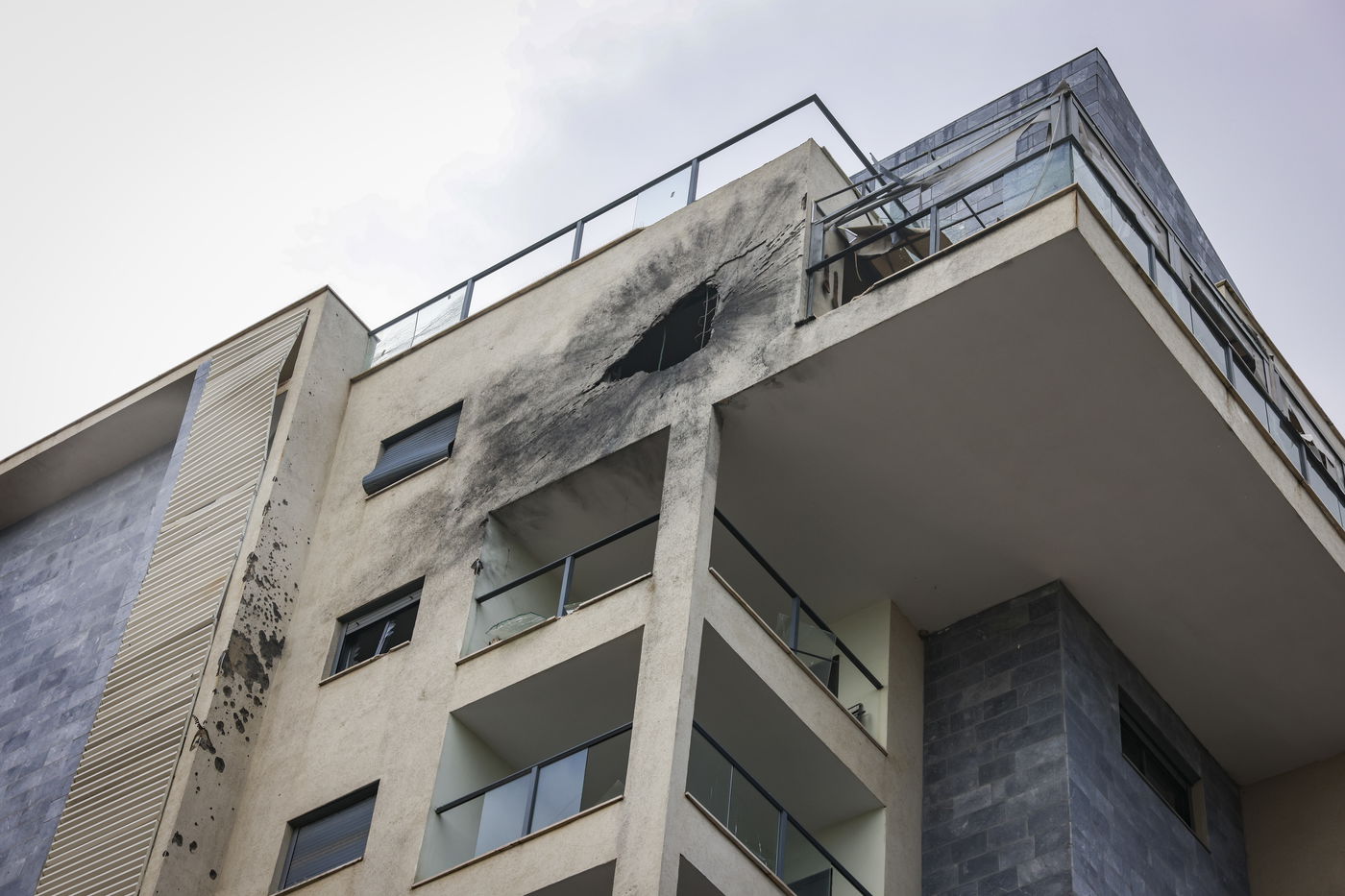 יום של מלחמה בצפון הארץ: הזירה בה טיל שנורה לעבר ישראל גרם נזק לבניין ולכלי רכב במעלות-תרשיחא