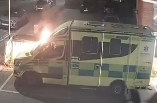 אנטישמיות בלונדון: רעולי פנים הציתו אמבולנסים של 'הצלה' בסמוך לבית כנסת